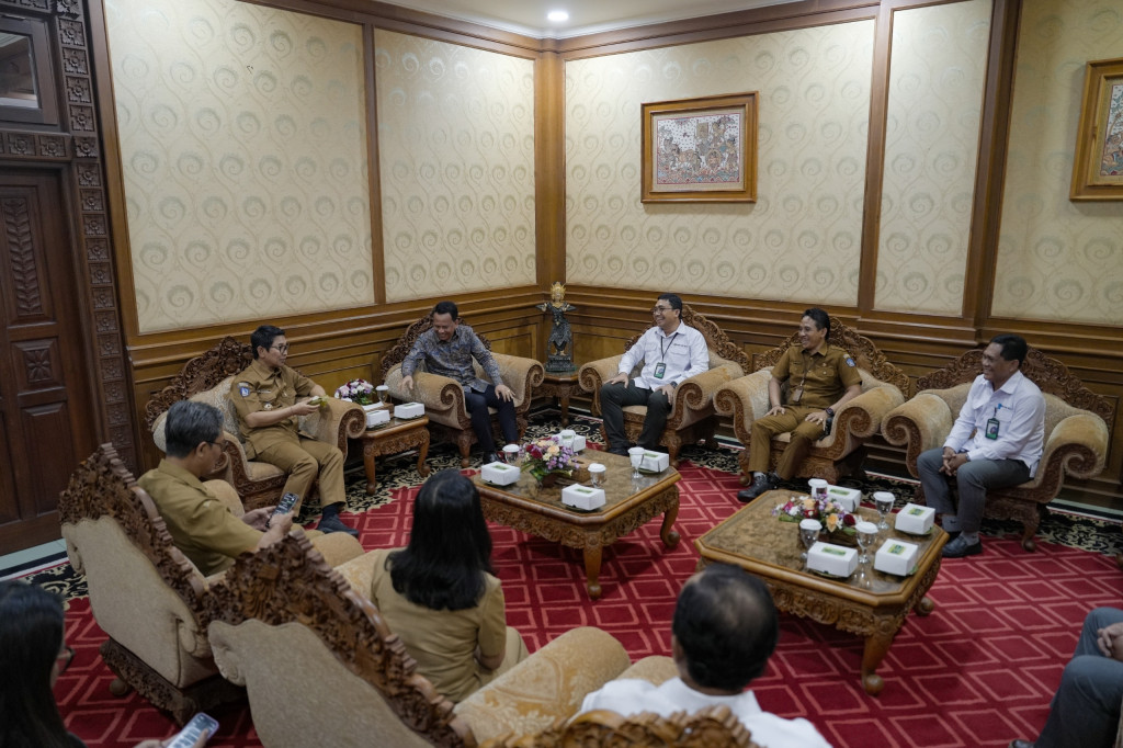 Sekda Adi Arnawa Terima CSR Pengusaha dan Bank